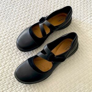 New in box! Beautiful Clarks size 12 ladies flats 🥿 “Roseville Jane”.